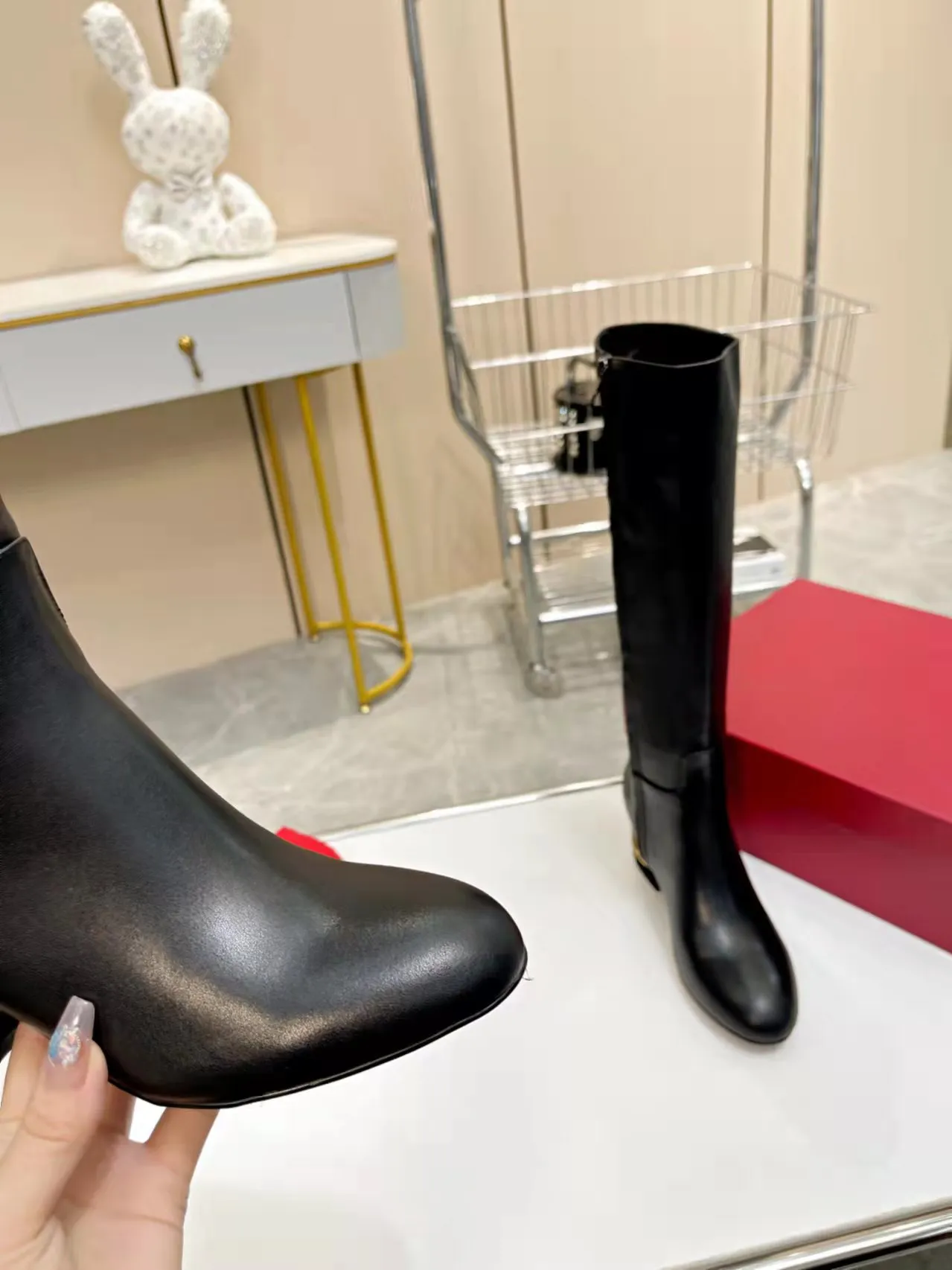 👟👟Ex-factory price 740👟👟 Genuine leather sole +40🆕 Valentino. Valentino autumn and winter fashion women's boots: Comfortable and versatile on the upper feet, showing long legs, Fabric: Imported first-layer cowhide ⚡The most popular V buckle ⚡Inside feet all genuine leather Code number: 35−40 (Customized size 41) Boot height: 15 inches